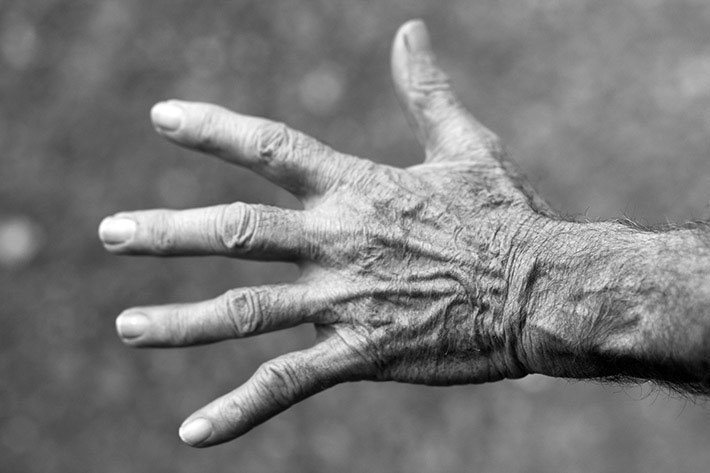Foto in bianco e nero della mano di un anziano